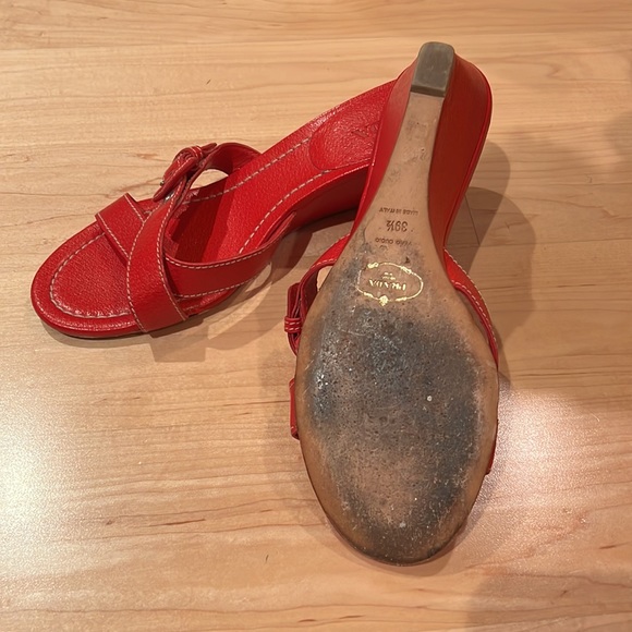 Prada open summer , European size is 39.1/2. Red color, very good condition - Picture 3 of 4